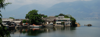 Vue sur le lac Erhai depuis les hauteurs de Shuanglang